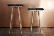 Der moderne Barhocker GEOEG von Skagerak ist in zwei unterschiedlichen Höhen und zwei Holzarten erhältlich moderner Design Barhocker für Küchen - GEORG BAR STOOL von Skagerak
