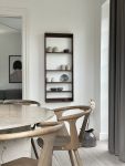 Modernes Esszimmer-Setting mit dem flachen Wandregal FIVESQUARE von We Do Wood in Eiche geräuchert We Do Wood - FIVESQUARE Wandregal in Eiche geräuchert im Esszimmmer