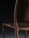 Detailansicht der leicht geschwungenen Rückenlehne des Massivholz Stuhls LATUS von Artisan Rückenlehne Stuhl aus Massivholz Latus Chair von Artisan