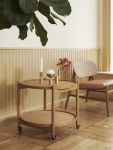 Dank der vier Rollen kann der runde Servierwagen TRAY TABLE 60 von Brdr. Krüger kinderleicht verschoben werden Brdr. Krüger TRAY TABLE 60 runder Servierwagen aus Eiche