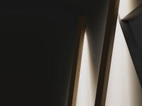 Drugeot Manufacture's schmale Stehlampe VOLIGE aus Holz zum Anlehnen Drugeot Manufacture VOLIGE - schmale Stehlampe aus Holz zum Anlehnen