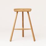 Barhocker aus Holz in Eiche geölt - SHOEMAKER CHAIR NO. 68 von FORM & REFINE 