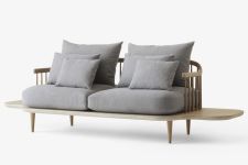 Frontansicht des Design Sofas FLY SC3 von &tradition mit Gestell aus geöltem Eichenholz und Beigen Stoffbezug Sofa Holzrahmen in Eiche geölt und Beige FLY SC3 von &tradition