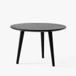Der schlichte Beistelltisch IN BETWEEN SK14 von &tradition in Eiche schwarz lackiert runder Beistelltisch Holz in Eiche schwarz IN BETWEEN SK14 von &tradition
