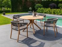 Mit dem Gartenstuhl MARCELLA DINING CHAIR von Traditional Teak entsteht eine einladende Sitzecke im Garten Traditional Teak MARCELLA DINING CHAIR - Gartenstuhl aus Teakholz mit Geflecht