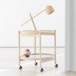 Dank der vier Rollen kann der Servierwagen TRAY TABLE 50 von Brdr. Krüger mühelos von einem zum anderen Ort geschoben werden Brdr. Krüger - TRAY TABLE 50 Servierwagen rund als Design Klassiker von Bolling
