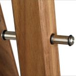 Detailansicht des Doppelhakens am oberen Ende eines Holzstabs der Garderobe MARILYN von keilbach in Garderobenhaken aus Edelstahl am Kleiderständer MARILYN von keilbach