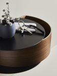 Im Materialmix aus dunklem Walnussholz und schwarzem Metall wirkt der Schlüsselkasten WALLIE von WOUD besonders elegant eleganter Schlüsselkasten aus Holz mit Ablage für den Flur - WALLIE von WOUD