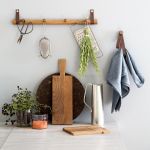 Die stilvolle Hakenleiste aus Eichenholz RACK 4 DOT von by Wirth eignet sich besonders gut zur Organisation von Handtüchern, Lappen und anderen Küchenhelfern Hakenleiste Holz Eiche geräuchert - RACK 4 DOT von by Wirth