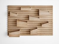 Der Schreibtisch Organiser INPUT von WOUD besteht aus einem schlichten Holzbrett und acht unterschiedlich großen Boxen zur Aufbewahrung verschiedener Büromaterialien Schreibtisch Organiser für die Wand - INPUT von WOUD