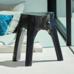 Das verwendete Teakholz ist Trees4Trees zertifiziert und wird mit größtem Anspruch an Qualität und Nachhaltigkeit verarbeitet schwarzer Teakholz Hocker - ROOTS von Jan Kurtz