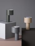 Erhältlich ist die elegante Tischleuchte TANGENT TABLE LAMP von WOUD in drei Farben: Desert Sand, Forest Green und Cool Grey Elegante Tischleuchte in Varianten - Die Tangent Table Lamp von Woud