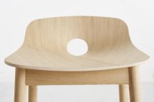 Detailansicht der leicht geschwungenen Sitzfläche des Design Tresenstuhls MONO von WOUD in Eiche, weißpigmentiert lackiert Detail Schalensitz Tresenstuhl aus Holz in Eiche mit Lehne - MONO von WOUD