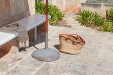 Runder Ständer für Sonnenschirm aus Beton und Stahl - CAPRI FOOT von Skagerak