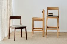 Barstuhl aus Holz mit Lehne - BLUEPRINT BAR CHAIR von FORM & REFINE