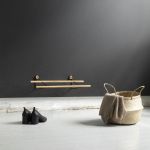 Modernes Schuhregal SHOE RACK MINI aus Holz und Schwarzstahl von We Do Wood zur Anbringung an der Wand SHOE RACK MINI von We Do Wood - Wand Schuhregal aus Holz und Schwarzstahl