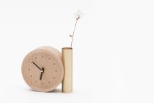 Runde Tischuhr in Buche mit Vase aus Messing TIK TOK von Drugeot Manufacture