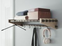 Die Wandgarderobe MOODRACK vpn Roon & Rahn ist gut durchdacht gestaltet und bietet verschiedene Aufhänge- und Ablagemöglichkeiten Designer Garderobenset aus Eiche mit Wandgarderobe MOODRACK von Roon & Rahn