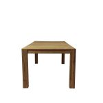 Reduziertes Design und klare Linien kennzeichnen den Terrassentisch STAGE aus Holz von Jan Kurtz Terrassentisch aus Holz in Teak in der Vorderansicht STAGE von Jan Kurtz