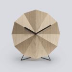 Designer Tischuhr DELTA CLOCK von LAWA DESIGN aus Eichenholz mit schwarzen Zeigern und schwarzem Metallgestell DELTA CLOCK - LAWA DESIGN Designer Tischuhr aus Holz mit Metallgestell