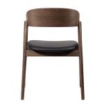 Rückseite des Esszimmerstuhls AC2 von Anderson Furniture in Eiche, geräuchert & geölt Designer Esszimmerstuhl mit Armlehnen aus Eiche mit Polster aus Leder in Schwarz - AC2 CHAIR Andersen Furniture