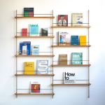 Erhältlich ist das Zeitschriftenregal MAGAZINE SHELVING in fünf vordefinierten Sets (hier: Variante 5) in verschiedenen Farben und Holzarten; nach Lust und Laune kann das MAGAZINE SHELVING aber auch individuell konfiguriert werden MAGAZINE SHELVING von MOEBE - Zeitschriftenregal für die Wand in Eiche - Warm Grey