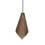 Auf der Oberfläche des kegelförmigen Lampenschirms der Pendelleuchte KEEL PENDENT von Tom Raffield ist die lebendige Maserung des Walnussholzes deutlich sichtbar Pendelleuchet mit Kegel aus Holz in Walnuss - KEEL PENDANT von Tom Raffield