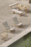 Einladendes Outdoor-Setting mit dem komfortablen BM5568 DECK CHAIR aus FSC-zertifiziertem Teakholz von Carl Hansen & Søn Komfortabler Deck Chair aus Teak - BM5568 von Carl Hansen & Søn