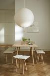 Das GEORG-Ensemble - bestehend aus der GEORG BENCH, dem GEORG DINING TABLE und dem GEORG STOOL - verleiht dem Essbereich einen harmonischen Look Designer Massivholzbank in Eiche - GEORG BENCH von Skagerak