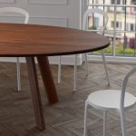 Die Oberfläche des ovalen Holztischs LARGUS OVAL von vitamin design ist mit rein pflanzlichem Öl behandelt: Das schützt die Oberfläche und verleiht dem Tisch einen schönen Glanz vitamin design LARGUS OVAL - ovaler Holztisch aus Nussbaum, geölt