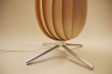 TR7 von Tom Rossau - Nahaufnahme der Stehbeine  Von Tom Rossau - TR7 Stehlampe aus Holz (Detailansicht Stehbeine)