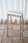 Für einen komfortablen Sitz sind die beiden Seiten der Sitzfläche des Barhockers ANGLE STANDARD BAR STOOL Von FORM & REFINE um 5 Grad geneigt Barhocker aus Holz in Buche im Detail Angle Standard Bar Stool von FORM & REFINE