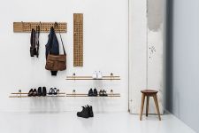 SCOREBOARD von We Do Wood - Stilvolle Wandgarderobe aus hochwertigem Holz mit passenden Schuhregal SHOE RACK für den Eingangbereich We Do Wood SCOREBAORD - Wandgarderobe mit Haken aus Holz