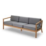 3-Sitzer Outdoor Sofa VIRKELYST von Skagerak aus FSC-zertifiziertem Teakholz mit grauen Polstern Outdoor Sofa 3-Sitzer aus Holz in Teak - VIRKELYST 3-SEATER in Ash von Skagerak