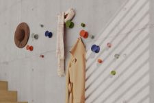 Mantel, Schal und Hut sind dank der dem bunten Wandhaken DIABOLO von MODULARE im Flur schnell griffbereit Wandhaken in bunt DIABOLO von Modulare
