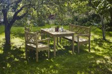 klassischer Gartenstuhl aus Teakholz mit Tisch und Bank SKAGEN von Skagerak