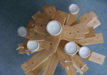 Christbaum aus Holz mit Kerzen und Deko