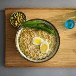 Die lebendige Maserung des Holzes ist deutlich auf der Oberfläche des Serviertabletts TRAY von MOEBE sichtbar MOEBE - TRAY Serviertablett aus Eichenholz