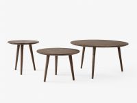 Der Beistelltisch IN BETWEEN SK14 in Eiche geräuchert geölt - zusammen mit dem SK13 (links) und dem SK15 (rechts) runder Beistelltisch in Eiche geräuchert geölt IN BETWEEN SK14 von &tradition