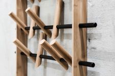 Detailansicht der Wandgarderobe COAT FRAME aus Bambus mit 12 flexiblen Haken  Detailansicht der Wandgarderobe COAT FRAME
