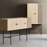 Neben dem Sideboard ARRAY stellt WOUD auch das gleichnamige HIGHBOARD ARRAY vor - die markanten geometrischen Details und der moderne Materialmix sind dabei allen Möbeln gemein WOUD - ARRAY Sideboards mit Metallgestell im dänischen Design