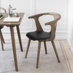 Gepolsterter Esszimmerstuhl IN BETWEEN SK2 von &tradition in Eiche geräuchert mit schwarzem Ledersitz IN BETWEEN SK2 von &tradition gepolsterter Esszimmerstuhl aus Holz in Eiche