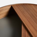 Wie viel Einblick man in den versteckten Stauraum des Beistelltisches ARC SIDE TABLE von WOUD gewährt, bleibt einem selbst überlassen Detail Beistelltisch mit Stauraum aus Holz in Walnuss - ARC SIDE TABLE von WOUD