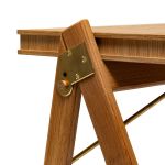 Detailaufnahme der Verbindungselemente des hochwertigen Schreibtisches FIELD DESK aus nachhaltigem Eichenholz und Messing von We Do Wood Schreibtisch aus Holz in Eiche - FIELD DESK von We Do Wood