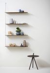 Design-Wandregal STEDGE SHELF in Eiche geräuchert mit Beistelltisch COME HERE von Woud