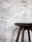 Moderner Esstisch Hocker PAULINE STOOL mit braunem Lederpolster im Detail Detailaufnahme Hocker mit Leder von Brdr. Krüger - PAULINE STOOL