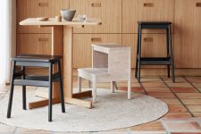 Der Tritthocker A LINE STEPSTOOL von FORM & REFINE ist flexibel einsetzbar und kann so auch als Sitzgelegenheit genutzt werden Tritthocker aus Eiche - A LINE STEPSTOOL von Form & Refine