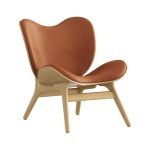 Lounge Sessel in Eiche geölt mit Dunes Rust Bezug - A CONVERSATION PIECE LOW LOUNGE CHAIR von UMAGE