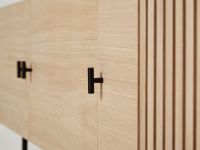 Detailansicht der Türen des Sideboards ARRAY in Eiche, weißpigmentiert lackiert von WOUD mit geometrischen Details Sideboard aus Holz in Eiche - ARRAY von WOUD