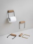 Minimalistischer Toilettenpaperhalter TOILET ROLL HOLDER von MOEBE im Materialmix aus Eichenholz und Metall zur Anbringung an der Wand  Toilettenpapierhalter für die Wand aus Eichenholz - Toilet Roll Holder von Moebe